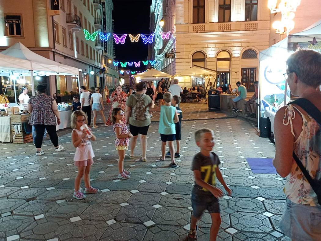 Menschen und Kinder in einer Fußgängerpassage