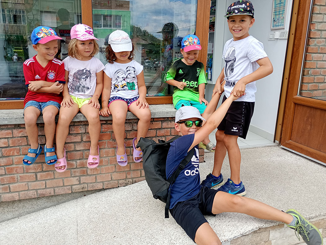 Kinder sitzen auf einer Fensterbank