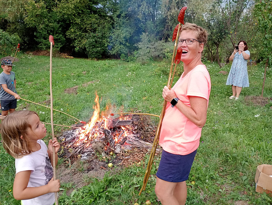 Würstchen werden am Feuer gegrillt