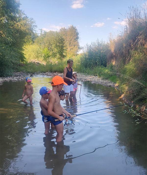 Kinder angeln im Fluss