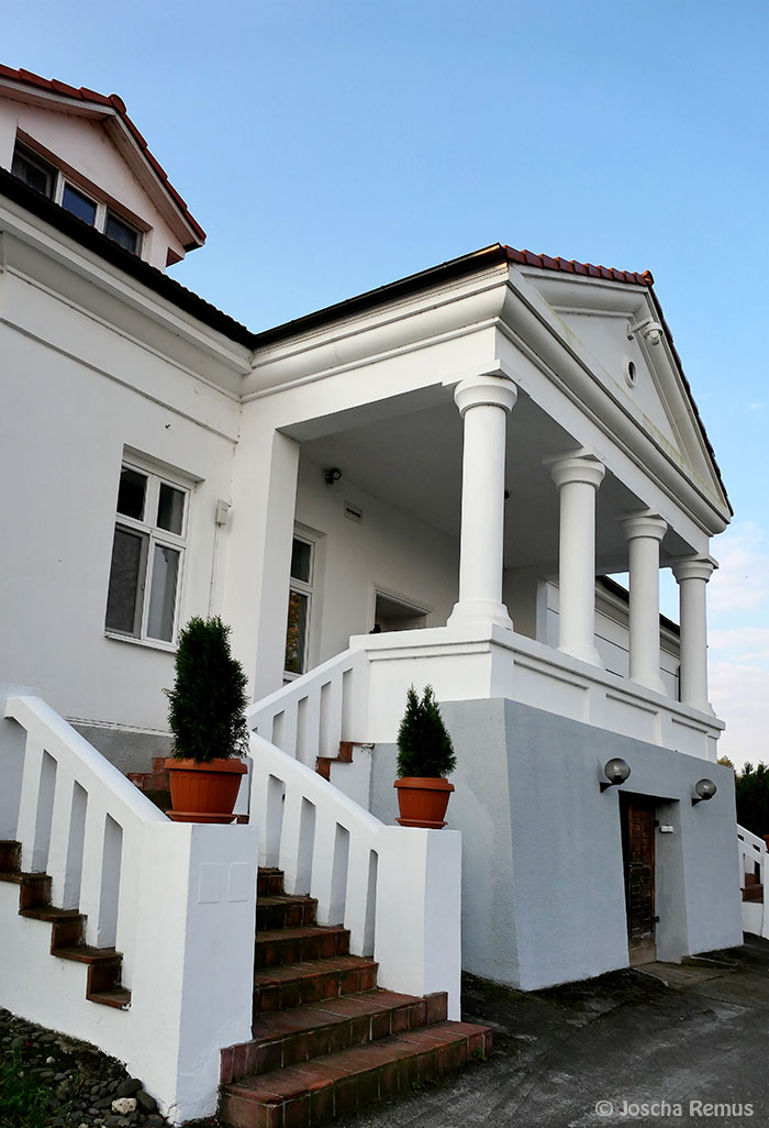 altes Haus mit Steinsäulen