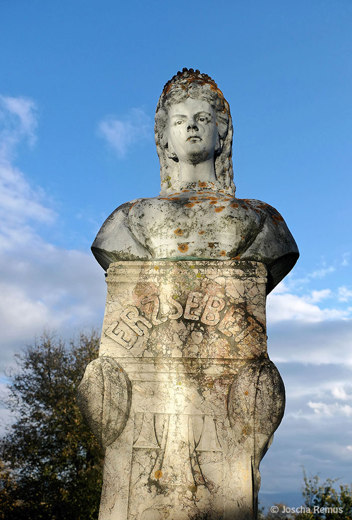 Statue einer Frau aus Stein