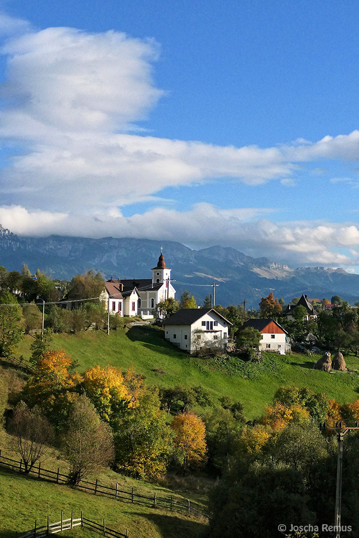 Dorfansicht vor Gebirgslandschaft