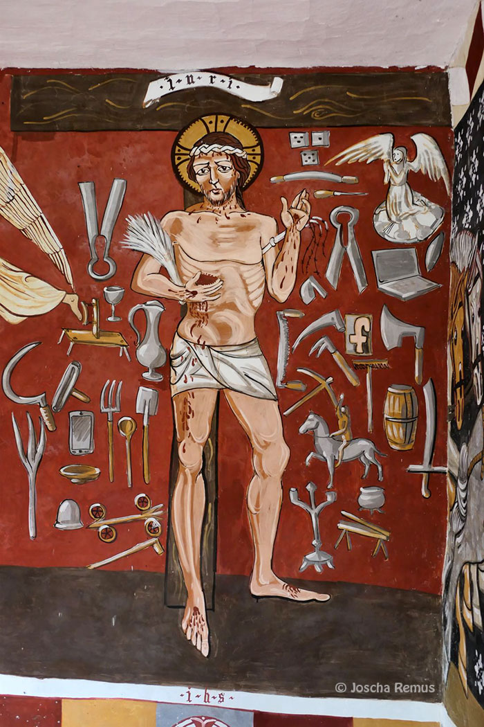 gemalter Christus vor verschiedenen Werkzeugen