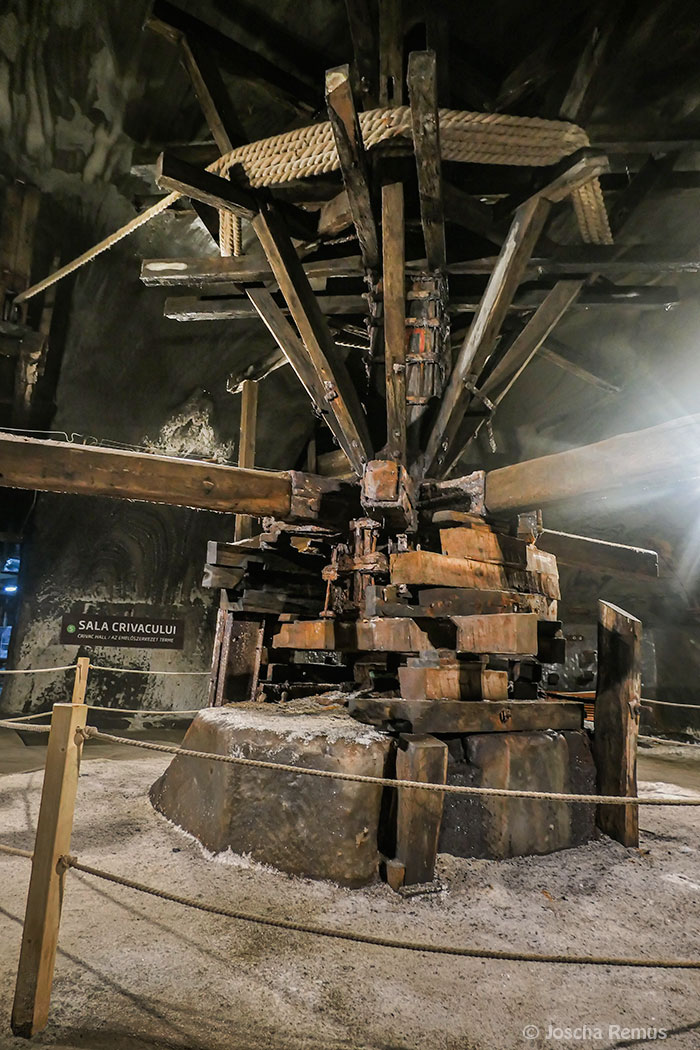 großes Holzkarusell mit Seil
