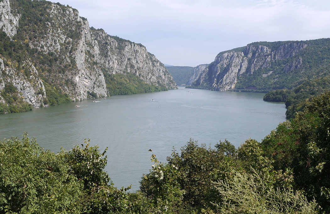 Donau und Berge an beiden Seiten
