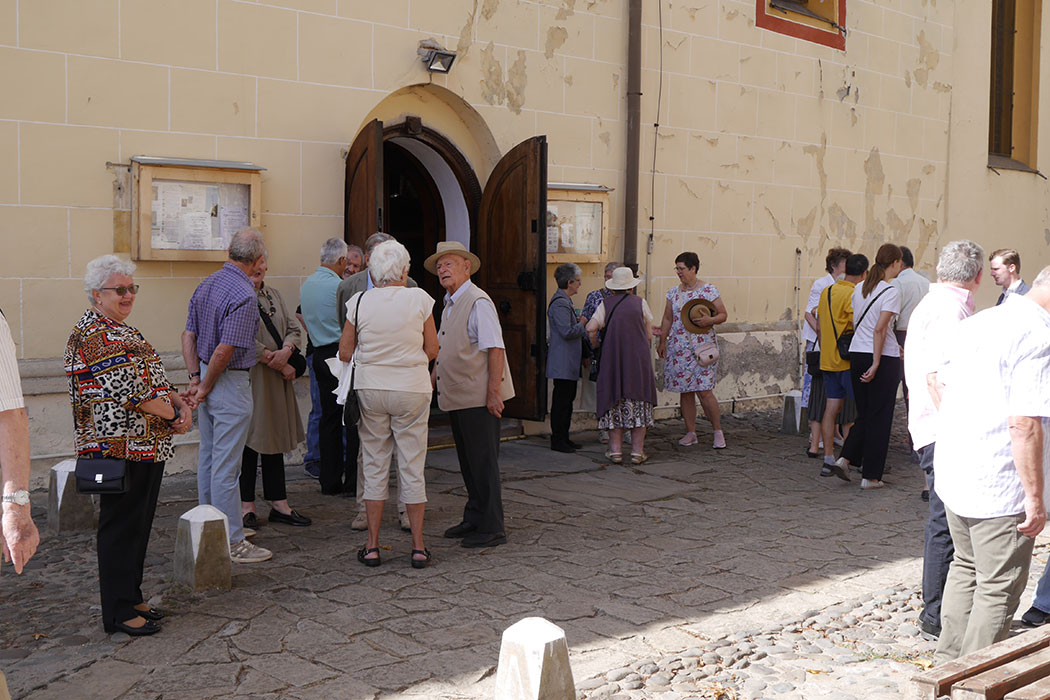 Menschen vor einer Kirche