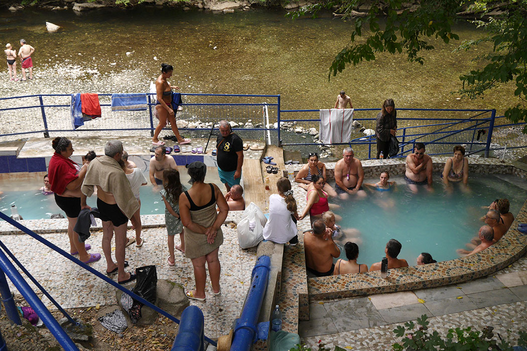 Menschen baden in einem Becken