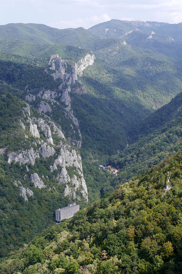 Schlucht mit Hotelkomplex