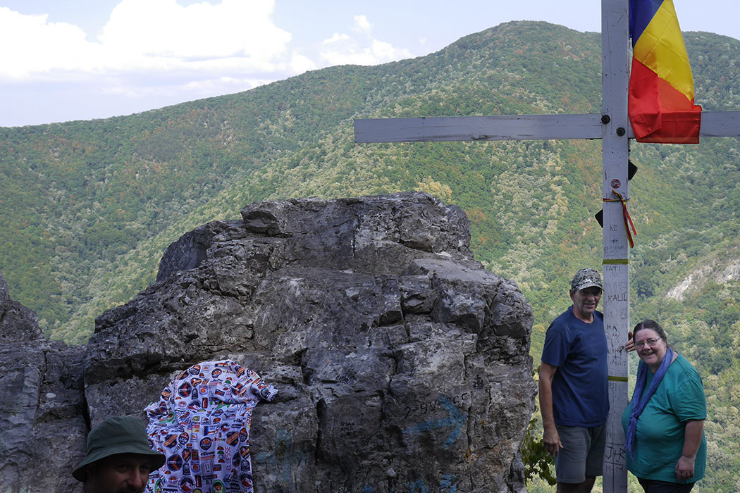Zwei Menschen vor einem Holzkreuz