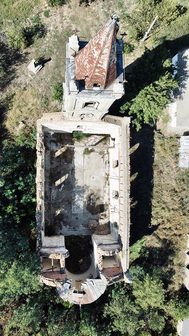 Luftaufnahme einer Kirchenruine