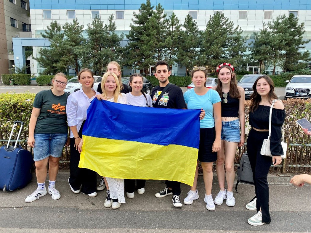 Schülergruppe mit Ukraineflagge