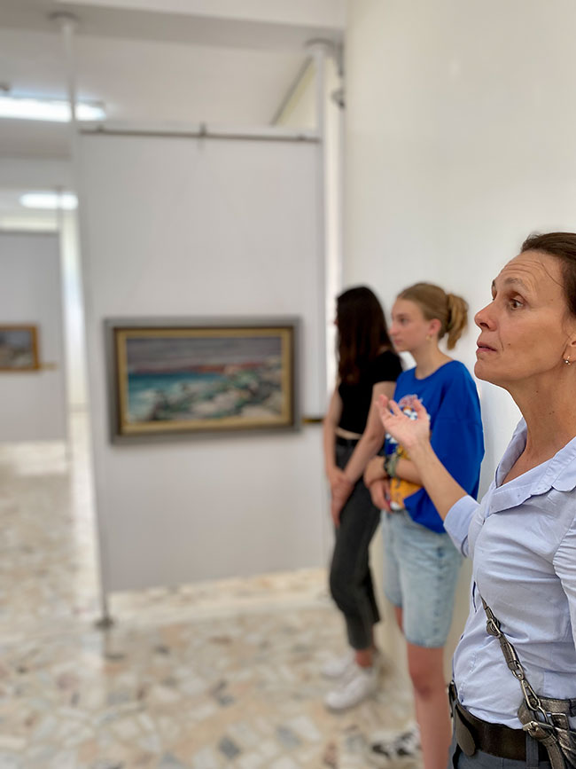 Frau im Museum