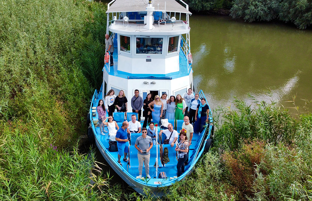 Schüler auf einem Schiff im Schilf