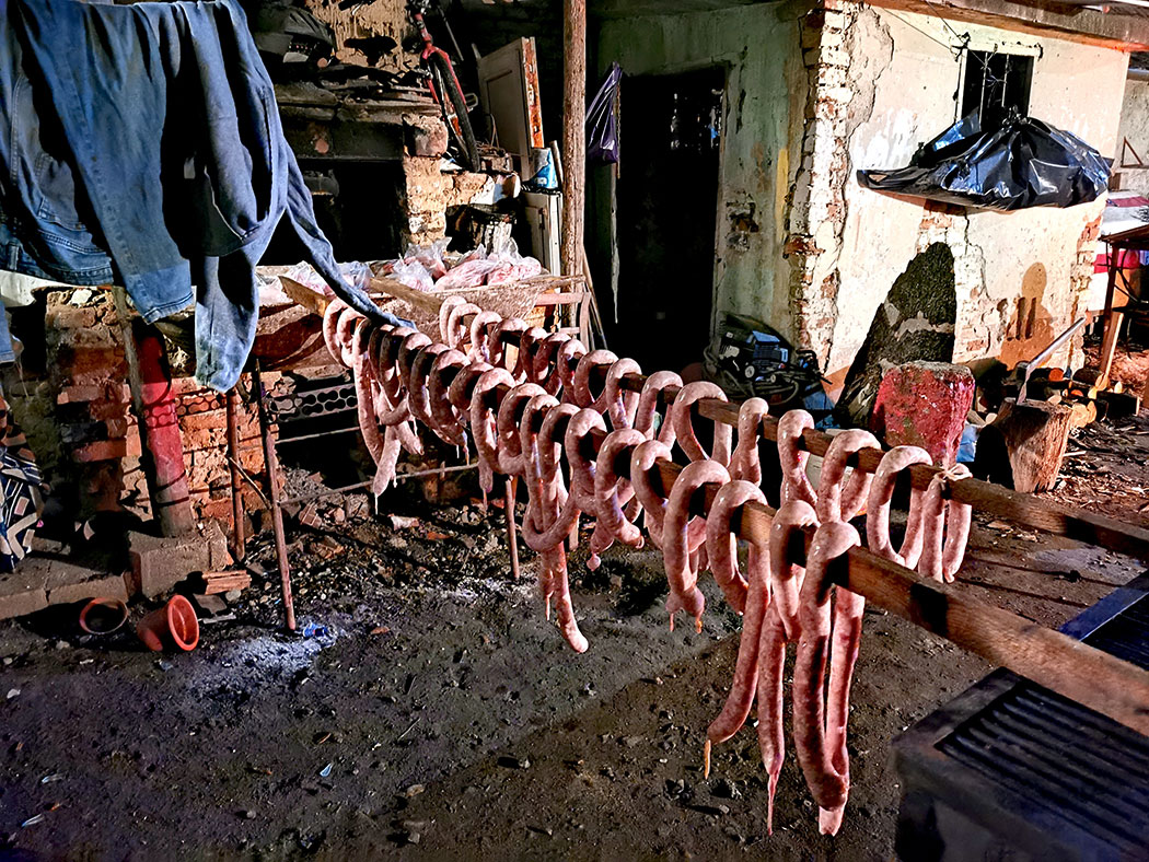 Wurst auf einem Stock hängend