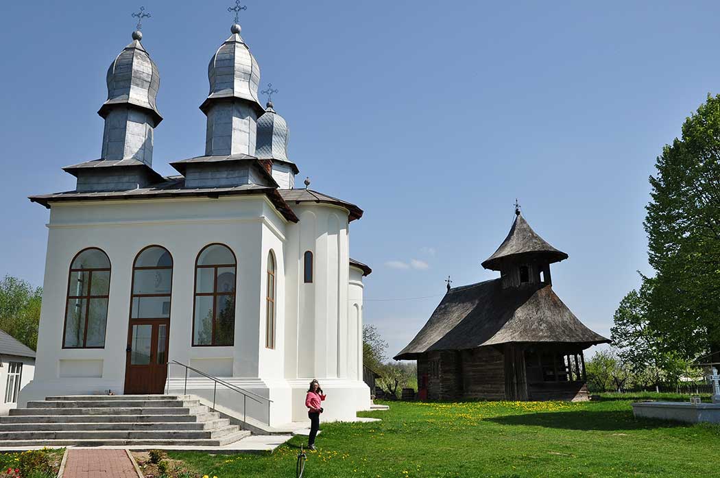 Kirche aus Stein und Holz nebeneinander
