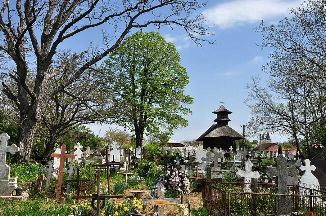 Holzkirche mit Friedhof