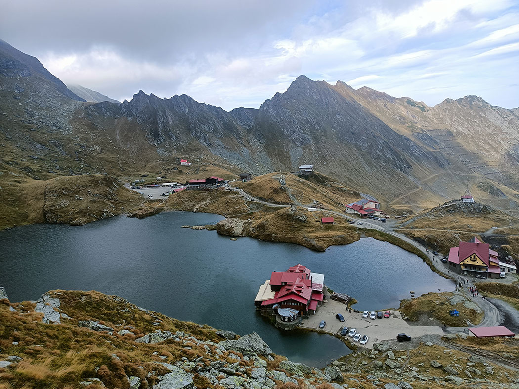 Bergsee mit Berghütten