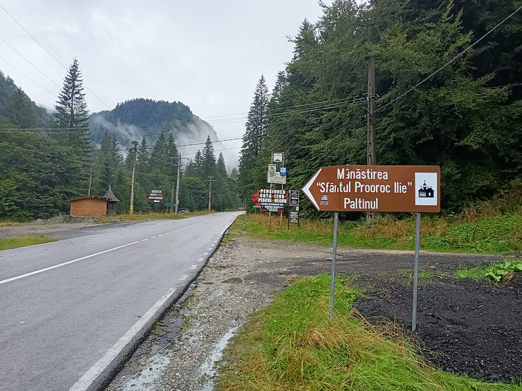 Hinweisschild an einer Straße
