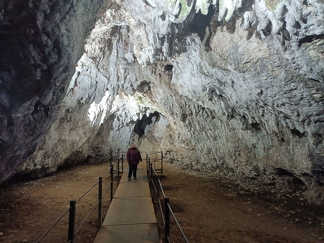 Frau in einer Höhle