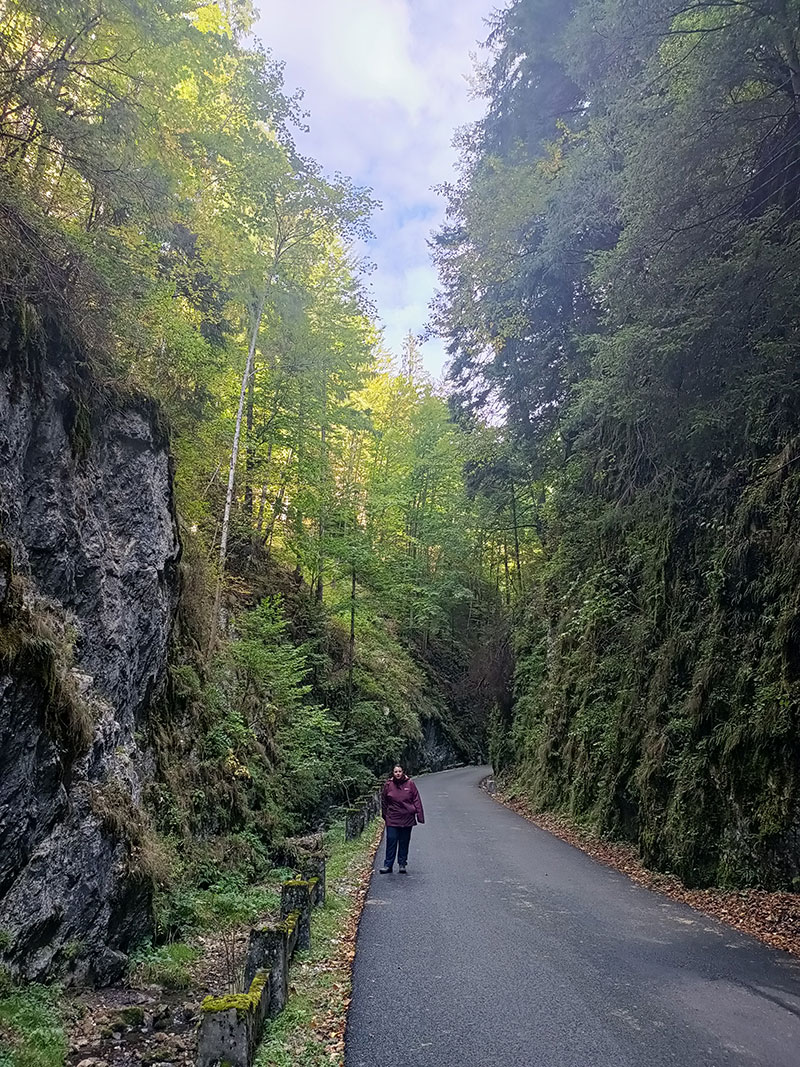 Frau auf einer Straße in einer Schlucht