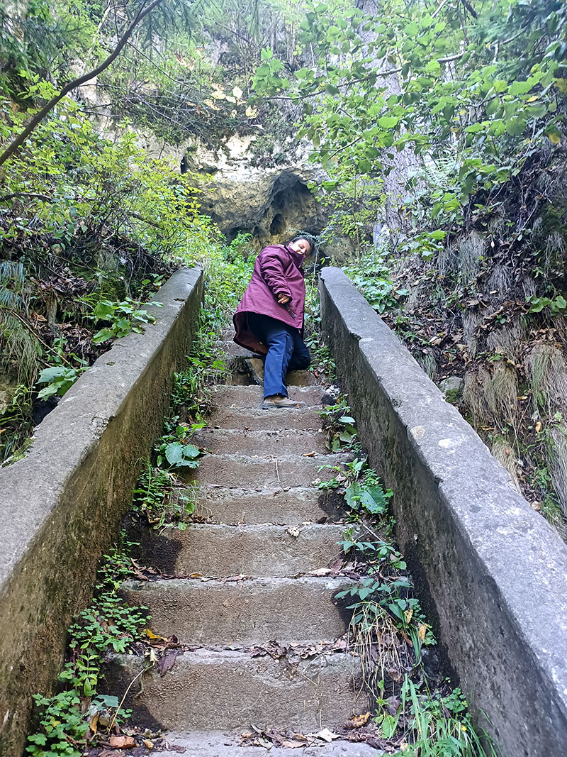 Frau auf einer Treppe