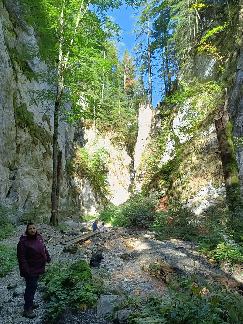 Frau in einer Schlucht