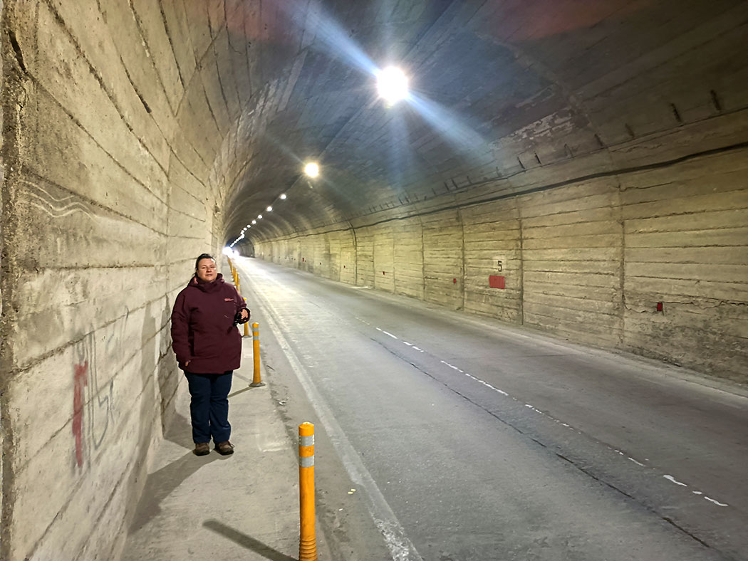 Frau in einem Tunnel