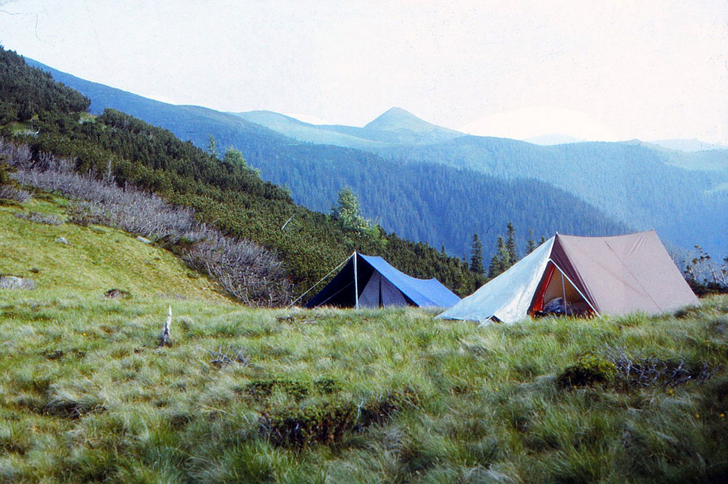 Zelte in Berglandschaft