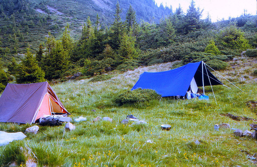 Zelte in Berglandschaft
