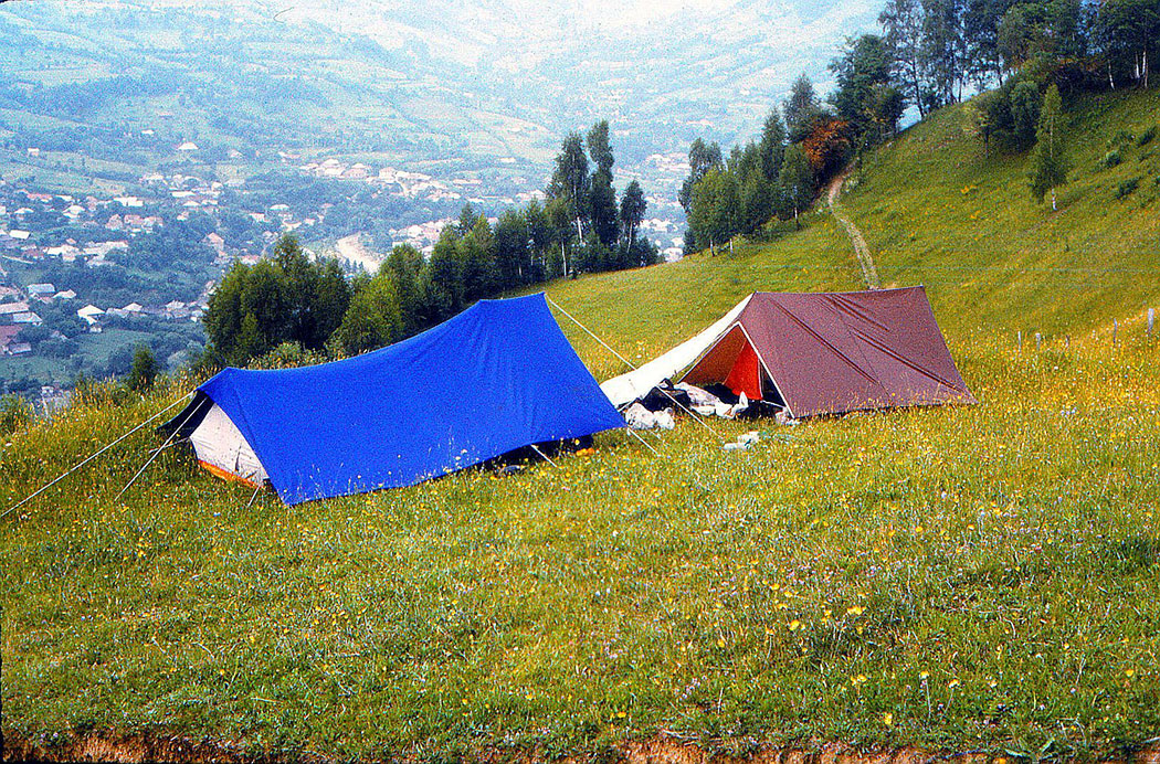 Zelte in Berglandschaft