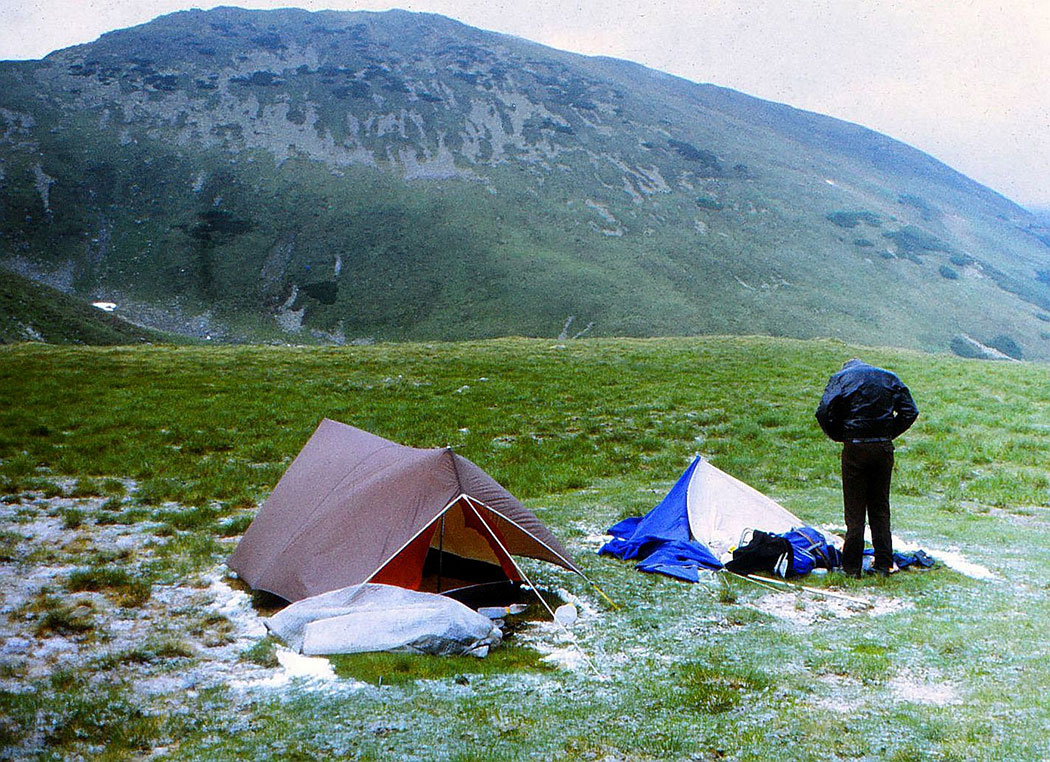 Zelte auf einer Bergwiese