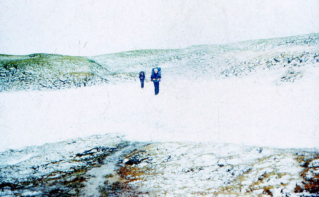 Menschen wandern durch ein Schneefeld