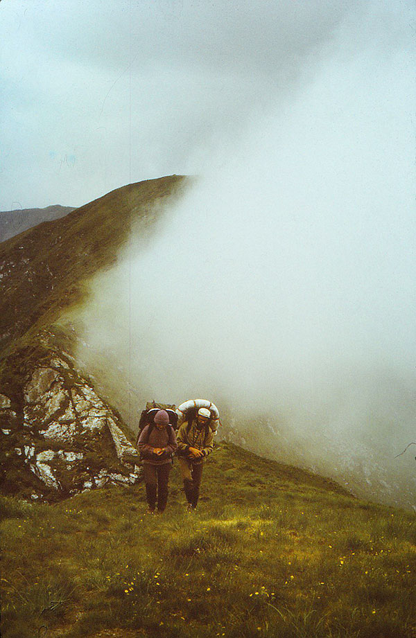 Berglandschaft teilweise in Wolken ghüllt