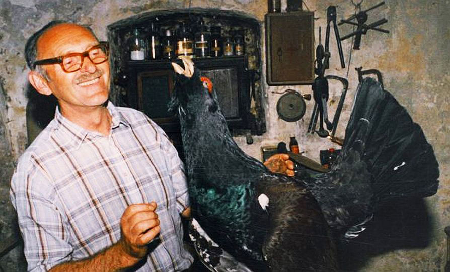 Mann vor einem ausgestopftem Vogel