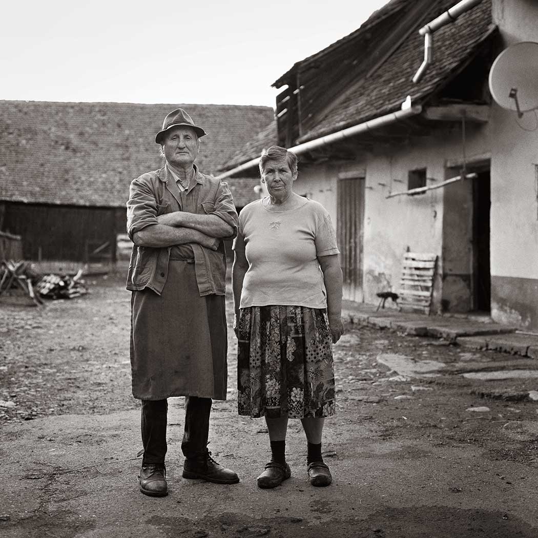 schwarz-weiß Portrait eines Ehepaares in ihrem Hof