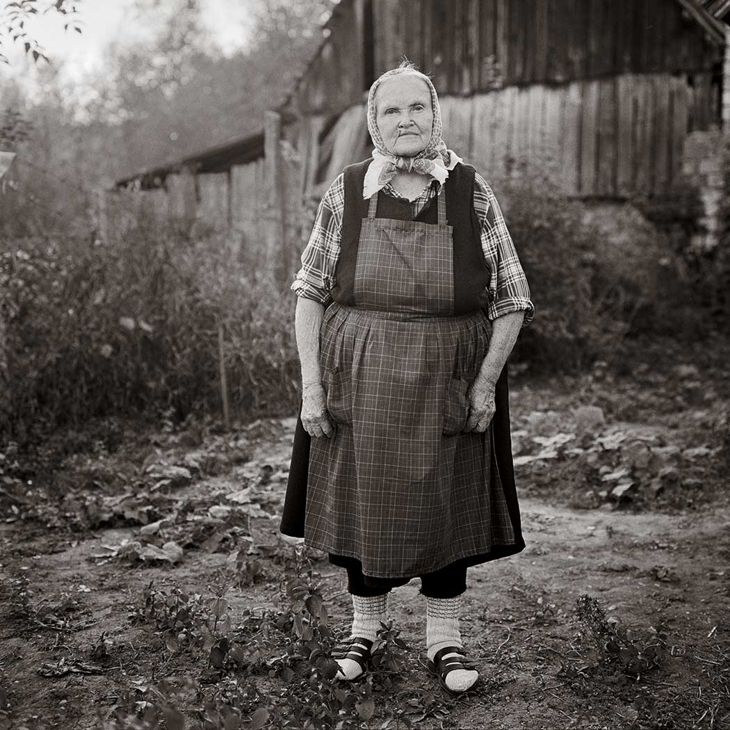 schwarz-weiß Portrait einer Frau in ihrem Garten