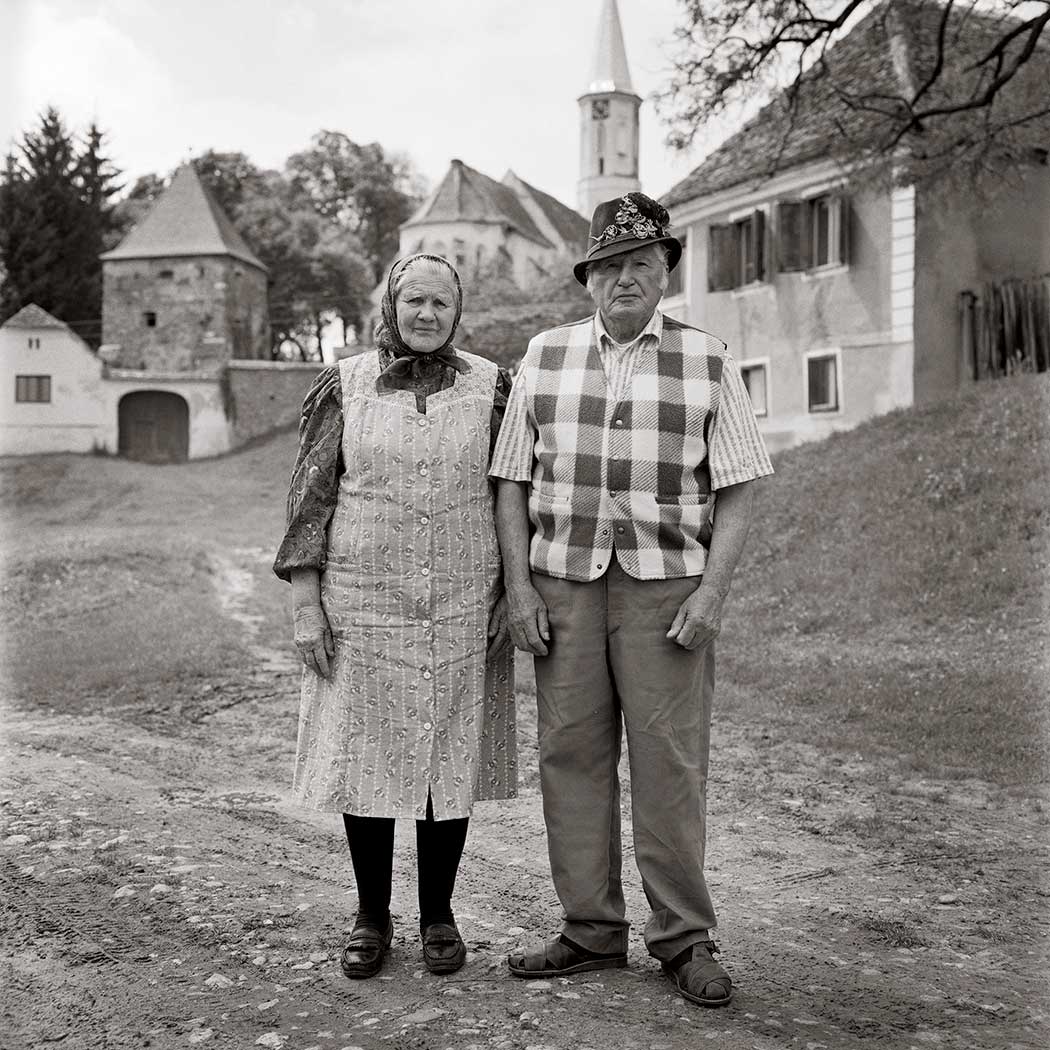 schwarz-weiß Portrait eines Ehepaares vor einer Kirche