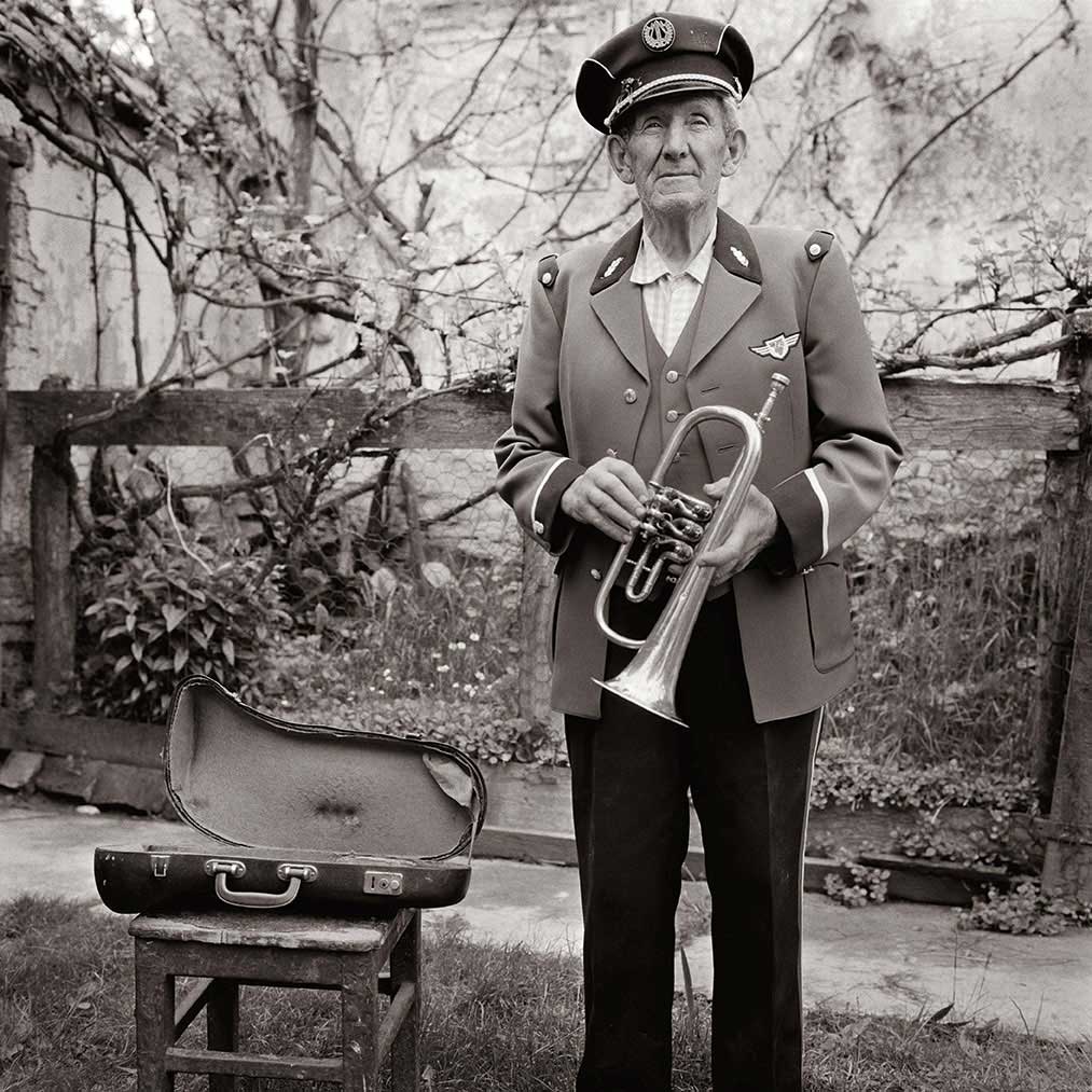 schwarz-weiß Portrait eines Mannes in Uniform mit Trompete