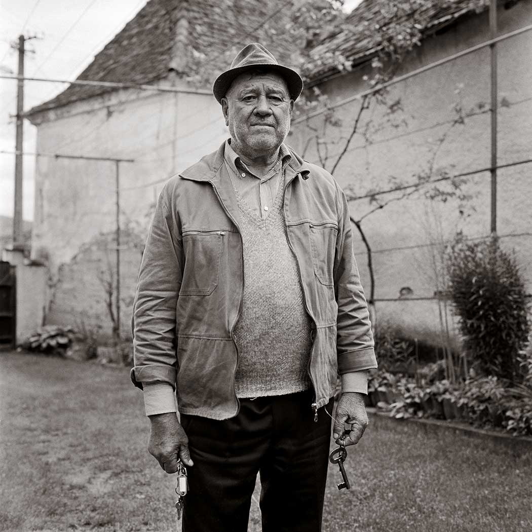 schwarz-weiß Portrait eines Mannes mit Schlüssel in der HAns