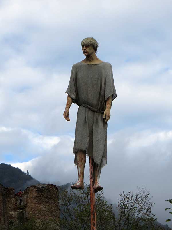 Mensch auf einem Pfahl