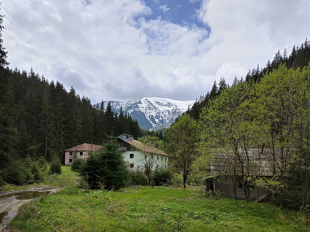 Tal mit Berglandschaft
