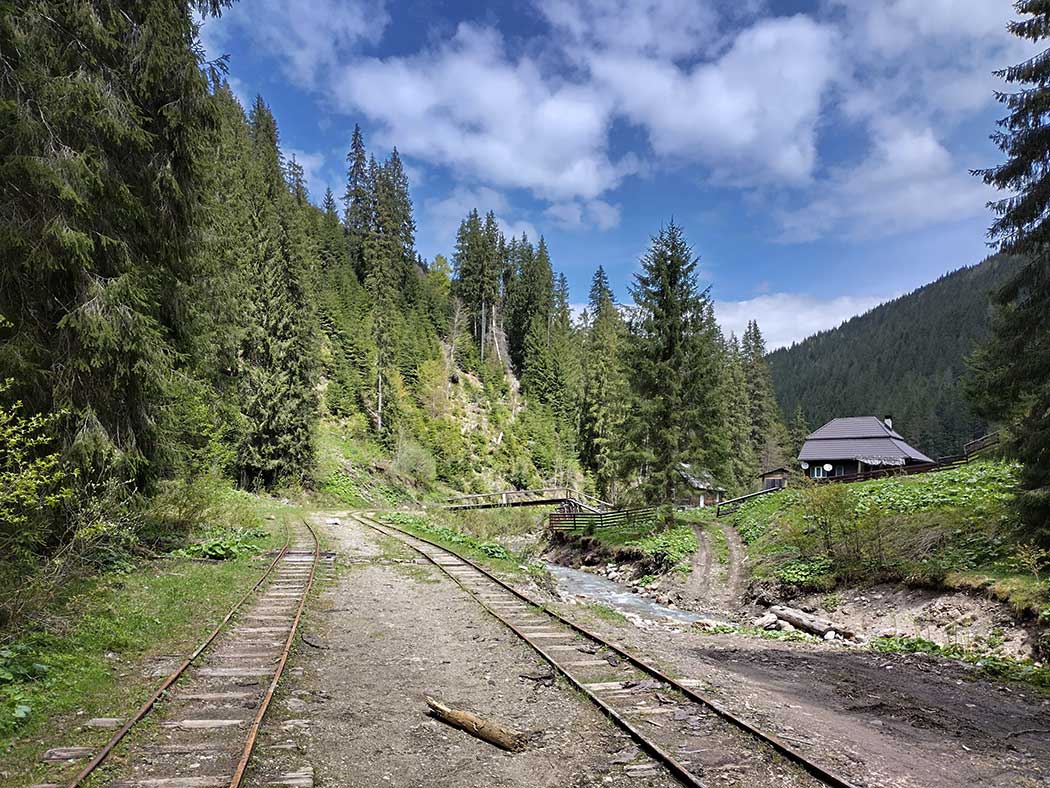 Gleise in der Berglandschaft