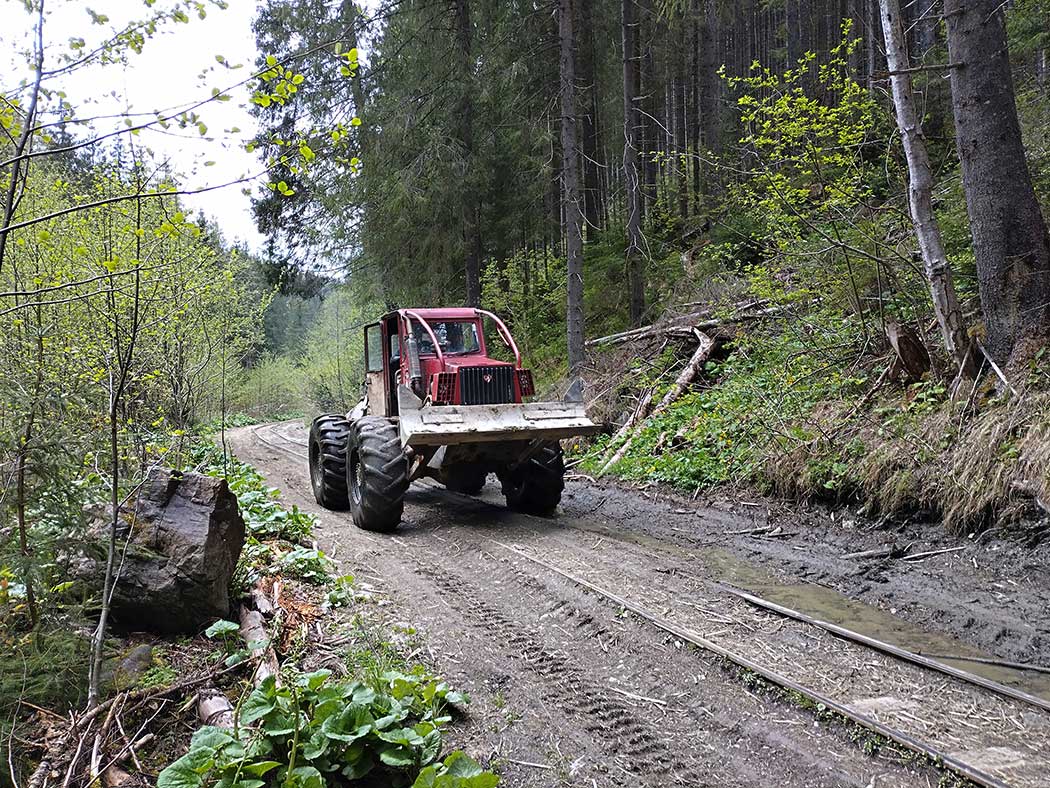 Traktor auf Forstweg