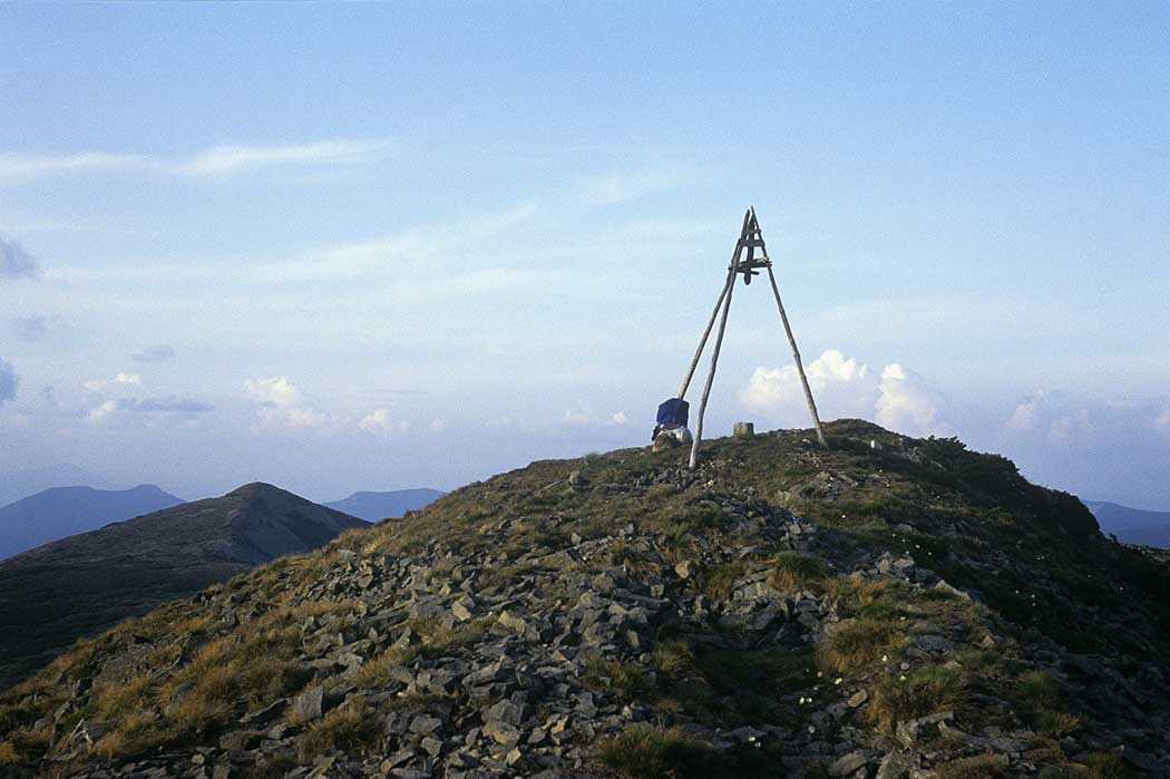 Berggipfel mit Rucksack