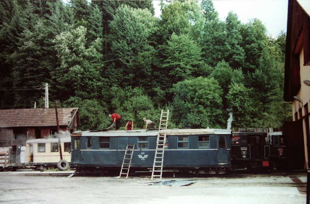abgestellte Waggons im Bahnhof