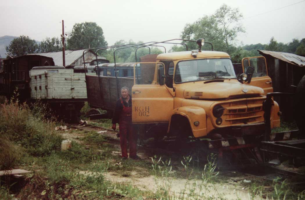 Mann neben LKW-Draisine
