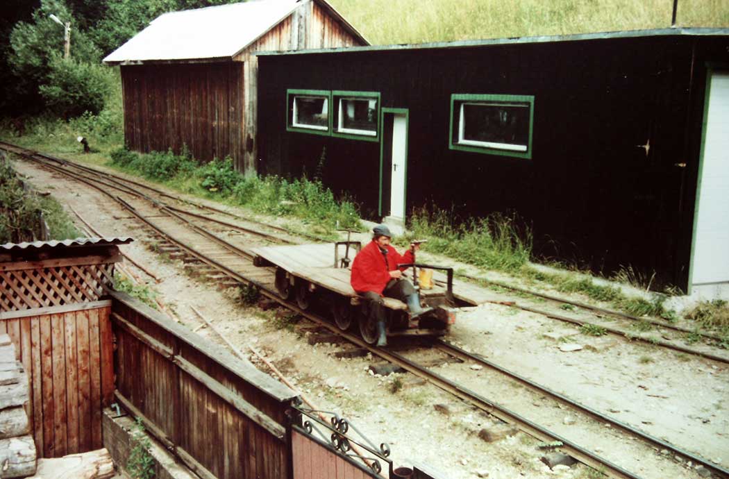 Draisinen mit Menschen besetzt