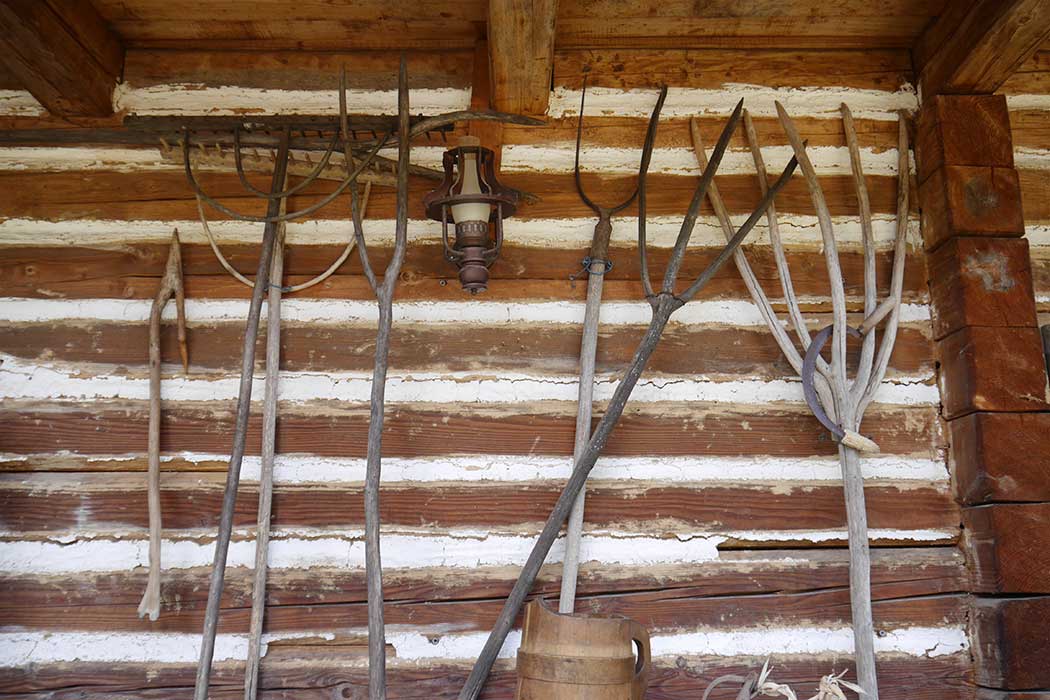 Holzwerkzeuge an einer Wand