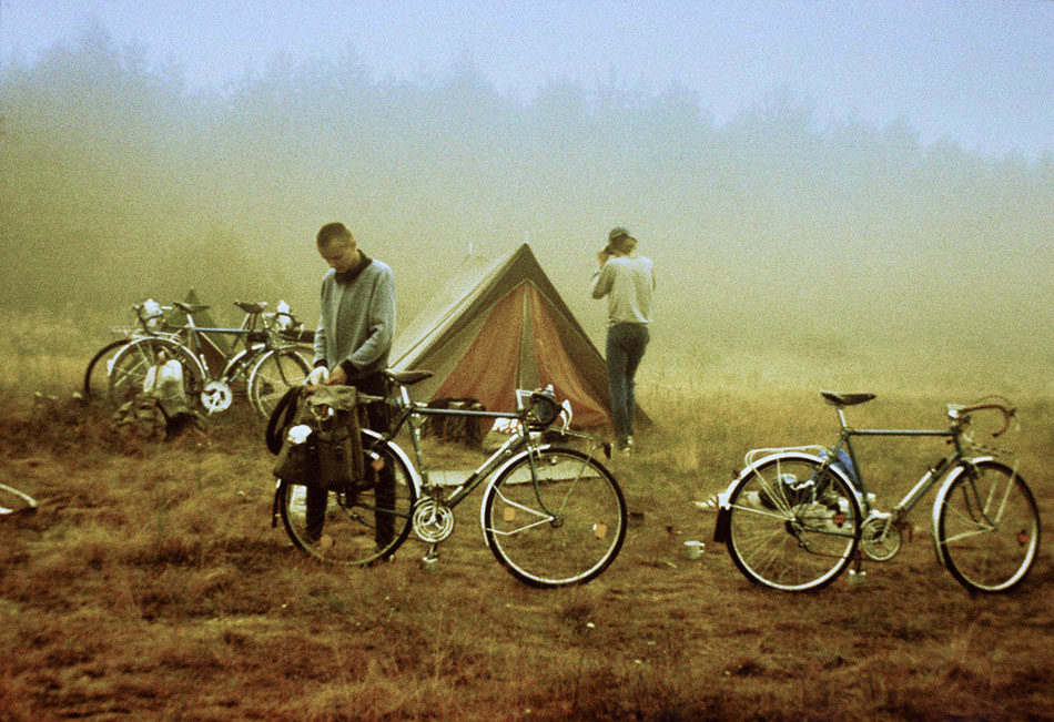 Jungs stehen zwischen Fahrrädern und einem Zelt